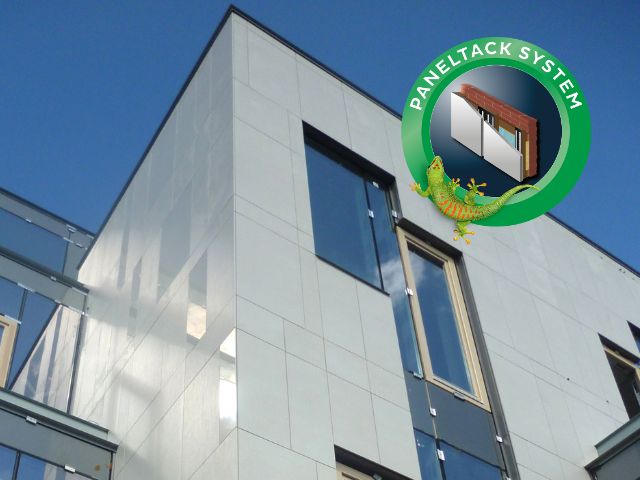 Moderne bygning med facadebeklædning og store vinduespartier under blå himmel. Øverst ses Paneltack System-logoet med illustration af facadeopbygning, som fremhæver limbaseret montering af facadeplader uden synlige fastgørelser.