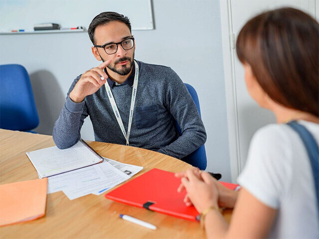 Zwei Mitarbeiter am Besprechungstisch