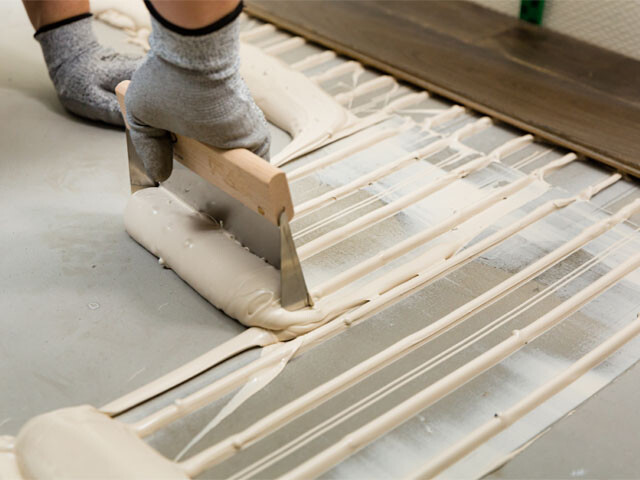 Application of wood floor adhesive with a throvel