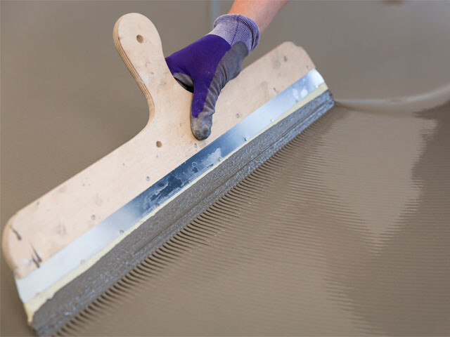 Appliance of the self-levelling compound on the dried primer