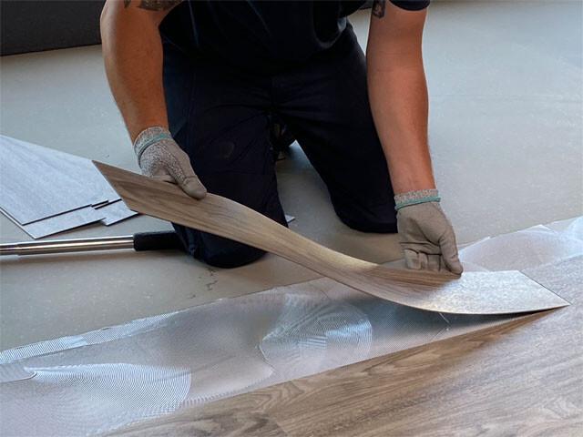 Padlóburkoló szakember, aki LVT panelt szerel fel