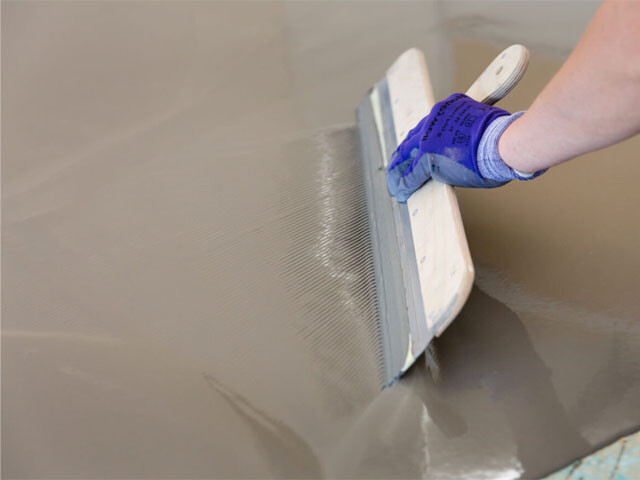 Self-levelling compound is smoothed out on the substrate