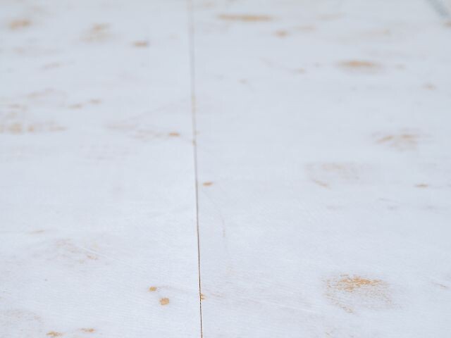 Joined sheets of Bostik decoupling underlay