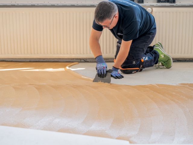 Spreading adhesive for Bostik decoupling underlay