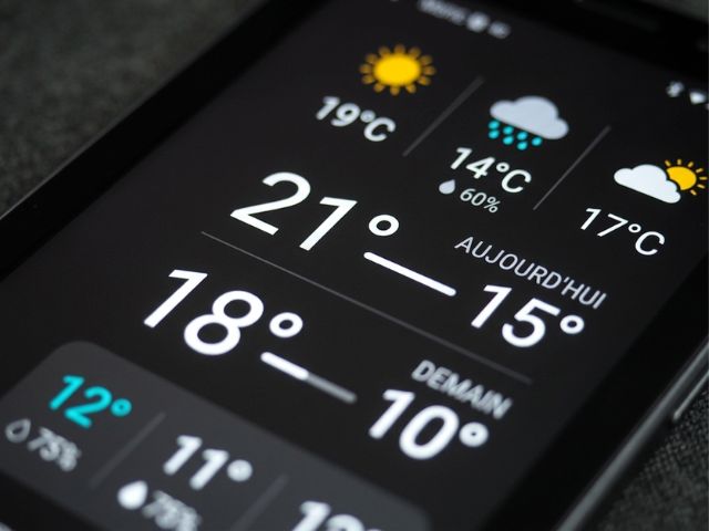 Weather forecast displayed on a smartphone screen, illustrating environmental conditions and temperature variations that can affect façade cladding performance.