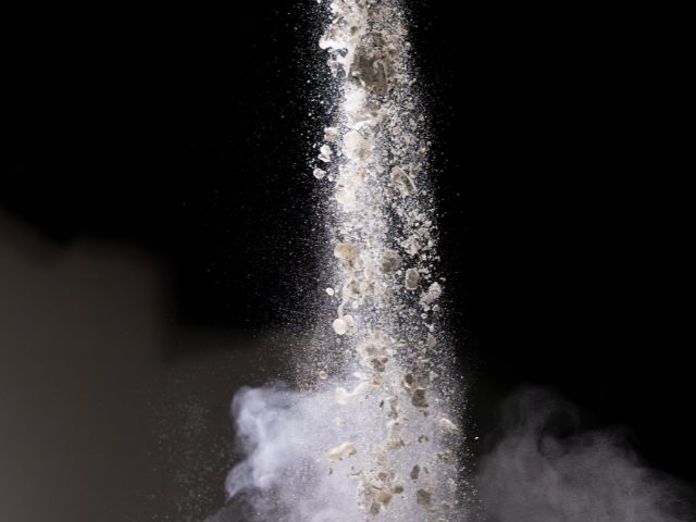 Mixing floor levelling powder into a blend