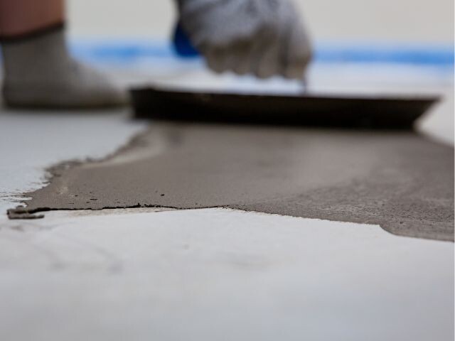 Levelling repair mortar on a concrete floor