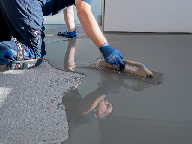 Applying self-levelling compound to a subfloor