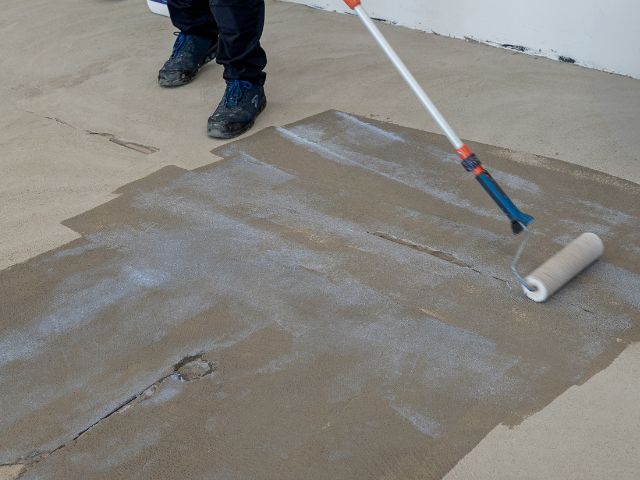 Applying primer to a reinforced concrete subfloor