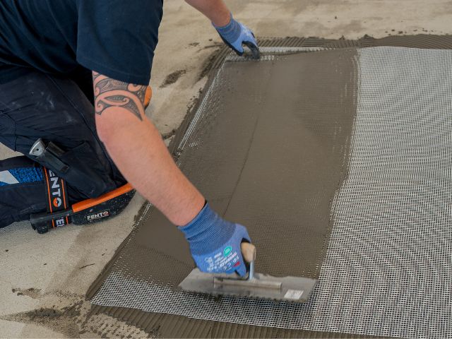 Covering reinforcing mesh with floor compound