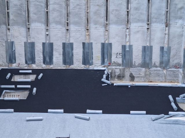 Flat roofs create conditions that standard waterproof systems cannot handle effectively. Their near-horizontal design limits drainage, which leads to water remaining on the surface for longer periods. This prolonged exposure, combined with UV radiation and temperature fluctuations, accelerates material ageing and increases the risk of failure. Thermal movement also plays a key role. As temperatures change, the roof structure expands and contracts. Over time, this movement can create cracks or weaken adhesion, which allows water to penetrate the system. To perform reliably in these conditions, a waterproofing system must be designed to resist continuous water exposure, maintain elasticity under thermal stress, and protect the surface from UV degradation. These combined requirements place higher demands on both material performance and system consistency. Selecting a solution adapted to these constraints helps ensure long-term durability and reduces the risk of premature repairs.