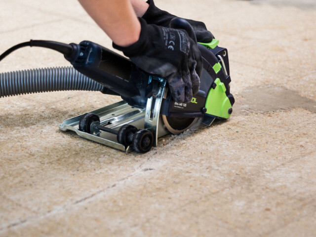 hand handling a circular saw on wood