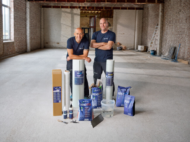 Bostik floorfluencers Pedro and Willi with Reno prodcuts in an empty space under construction with brick walls