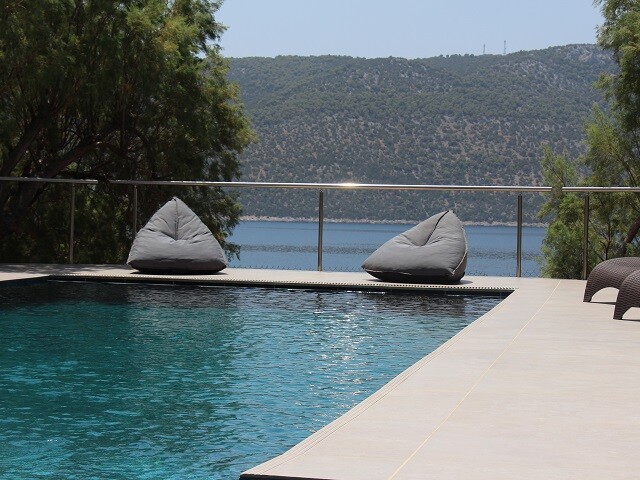 piscine avec vue sur la mer