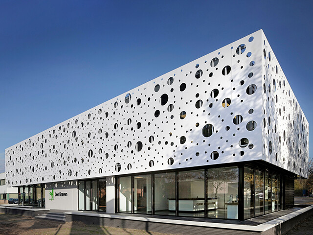 Centre of Excellence met zwevende gevel