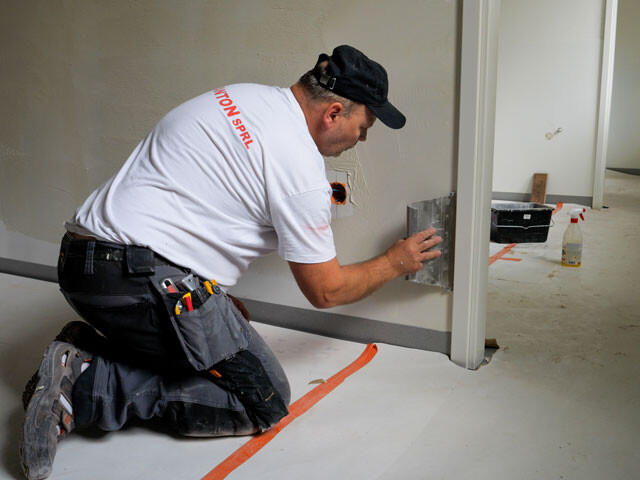 Verlijming wandpanelen door Monnaie S.A.