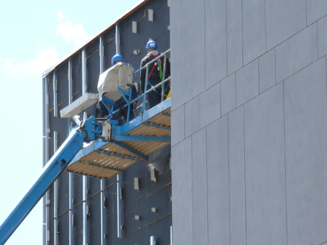 Verlijjming van vezelcementplaten op een aluminum draagconstructie