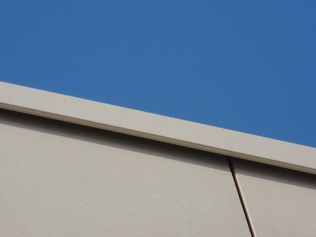 L’habillage de la toiture au-dessus du revêtement de façade ne doit pas bloquer la ventilation