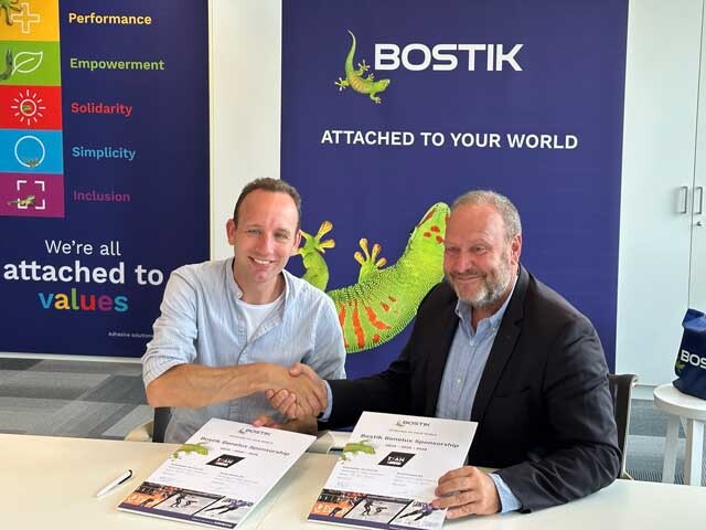 Martin ten Hove (Team IKO-X2O) en Roland Albers (Bostik) tekenen de sponsorovereenkomst