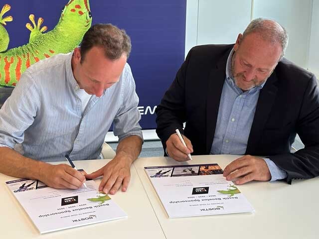 Martin ten Hove (Team IKO-X2O) en Roland Albers (Bostik) tekenen de sponsorovereenkomst