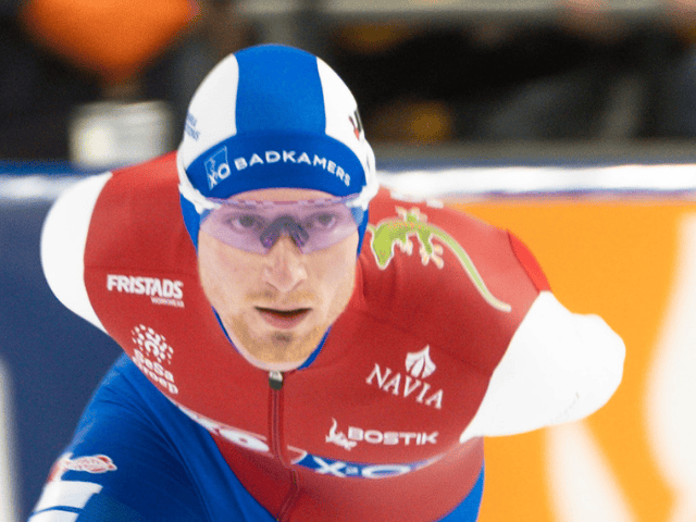 de bostik gekko op het schaatspak van team iko-x2o