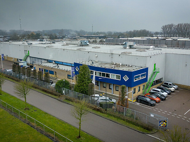 luchtfoto van de Bostik plant aan de bedrijvenstraat in Giessen (NB)