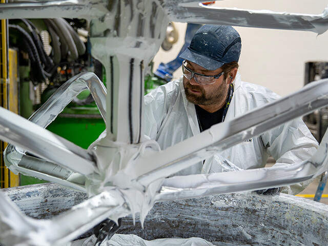bostik productie medewerker aan het werk met industriele mixer voor lijmproducten