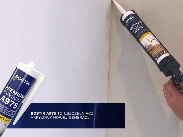 Aplikacja akrylowego uszczelniacza Bostik A975 w narożniku ściany przy użyciu pistoletu do uszczelniania. 