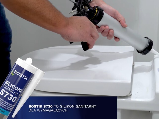 Aplikacja silikonu sanitarnego Bostik S730 za pomocą pistoletu, przygotowanego do uszczelniania powierzchni w łazience.