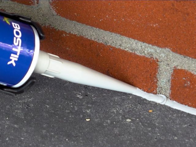 Etanșant Bostik aplicat de-a lungul unei îmbinări între zidărie și pardoseală, asigurând etanșare flexibilă și protecție împotriva umezelii și infiltrațiilor.