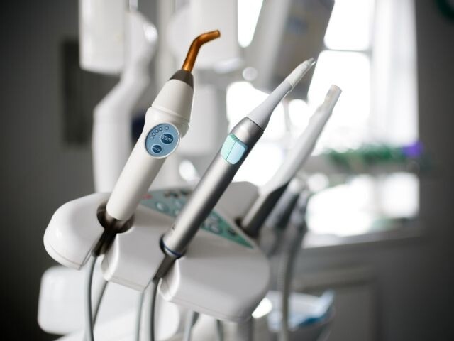 Adhésifs pour assemblage médical