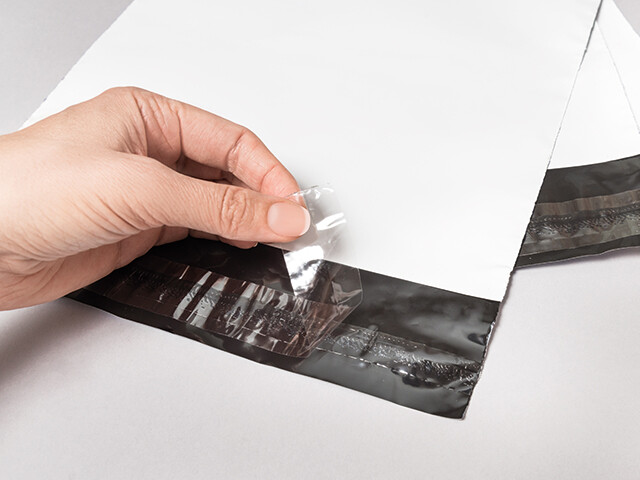 Colles pour bandes adhésives de fermeture d'enveloppes