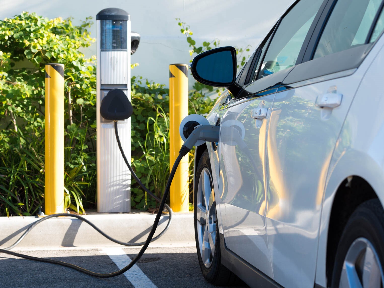 Car_Electric_shutterstock_259990757.jpg