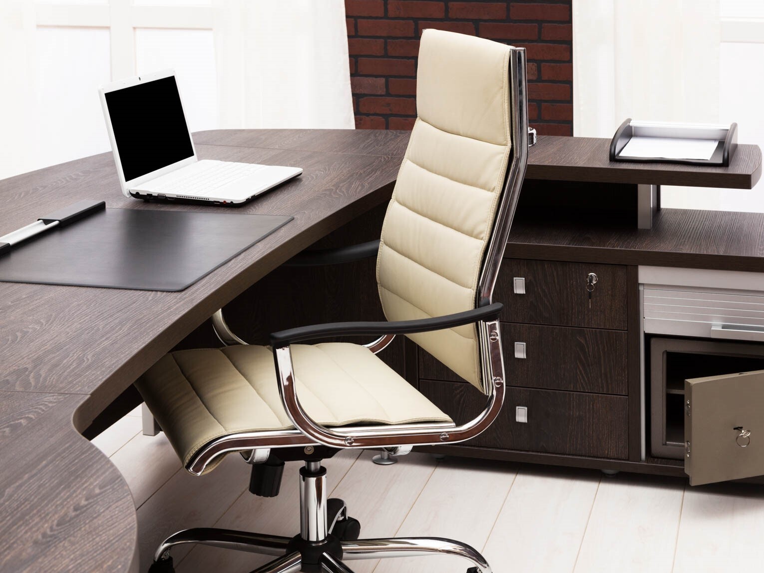 Furniture_Office_shutterstock_123936604.jpg