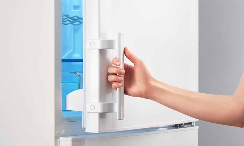 refrigerator door assembly